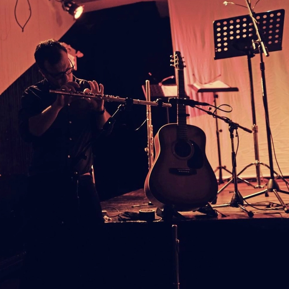 Photo of Jeffrey Stonehouse in concert